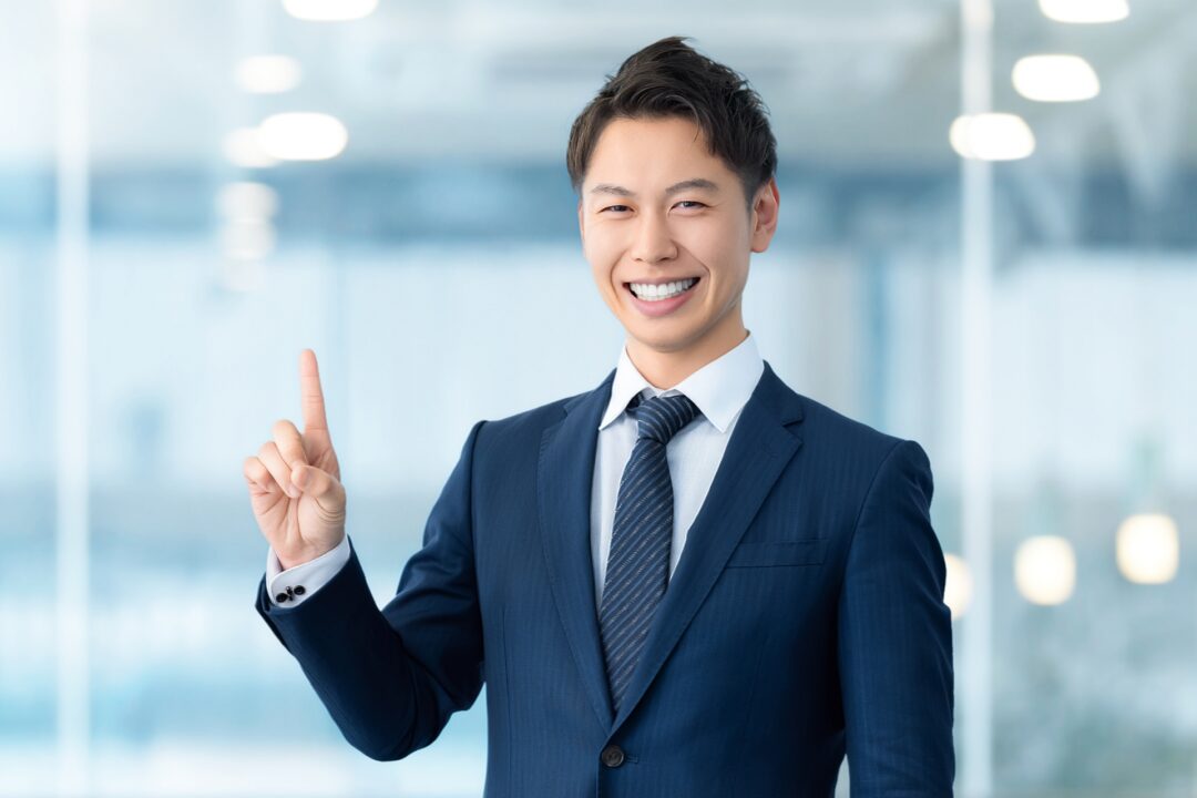 30代向けの転職エージェントを上手に使いこなすポイントを解説している男性